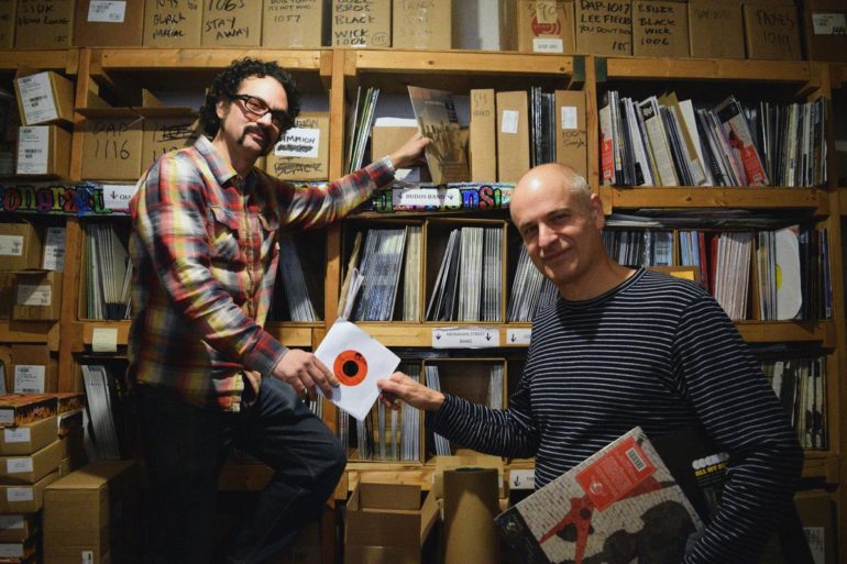Gabriel Roth et Neal Sugarman, dans les bureaux de Daptone Records
